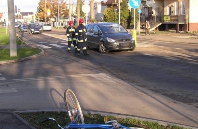 {W Nidzicy doszło do potrącenia rowerzysty przejeżdżającego przez przejście dla pieszych. Trafił do szpitala.}